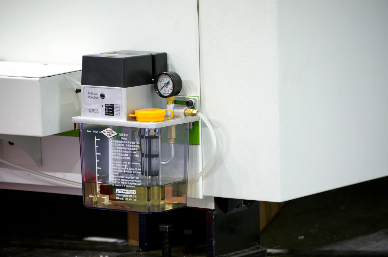 1500*3000mm 500w Racuys Or Ipg Fiber Laser Cutting Machine 1500*3000mm 500w Racuys alebo Ipg vláknový laserový rezací stroj