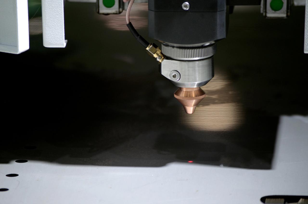 1500*3000mm 500w Racuys Or Ipg Fiber Laser Cutting Machine 1500*3000mm 500w Racuys alebo Ipg vláknový laserový rezací stroj