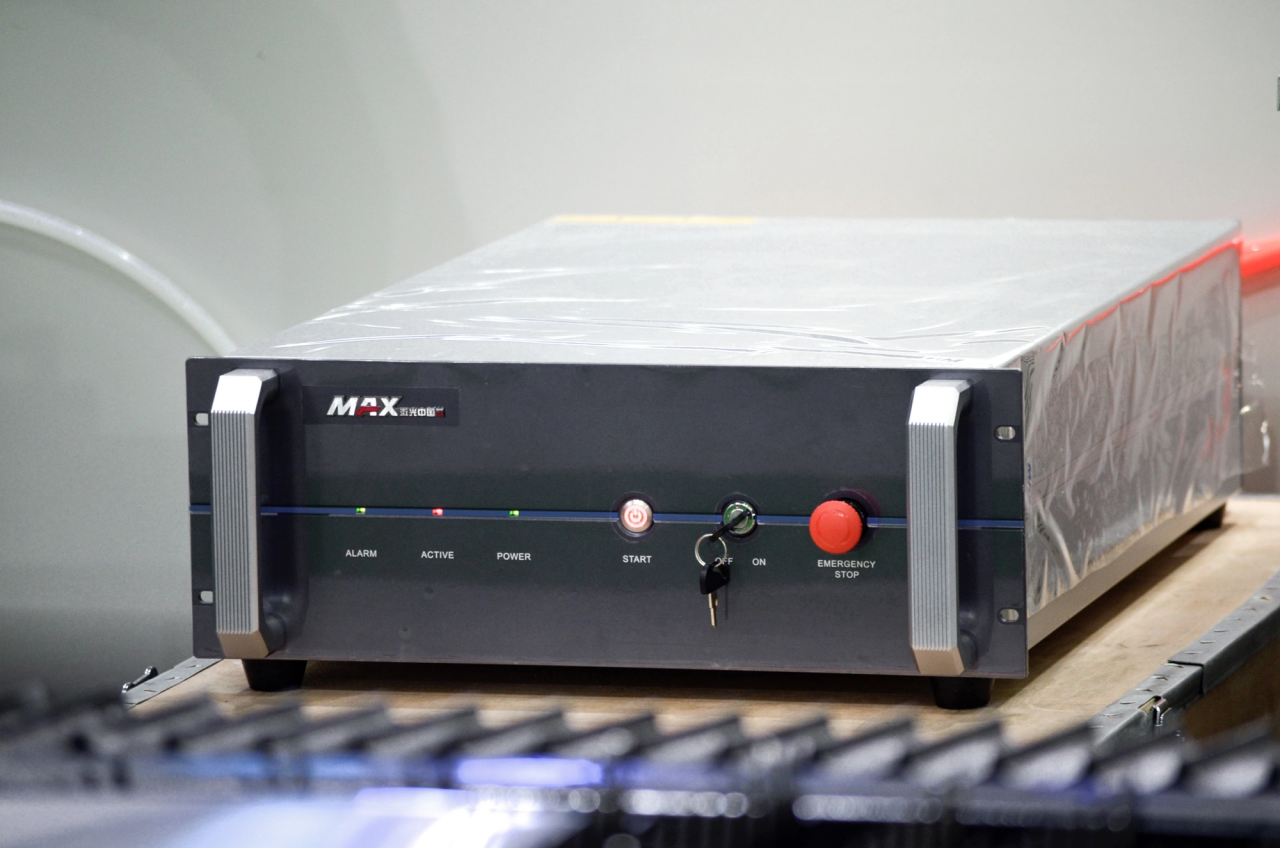 1500*3000mm 500w Racuys Or Ipg Fiber Laser Cutting Machine 1500*3000mm 500w Racuys alebo Ipg vláknový laserový rezací stroj