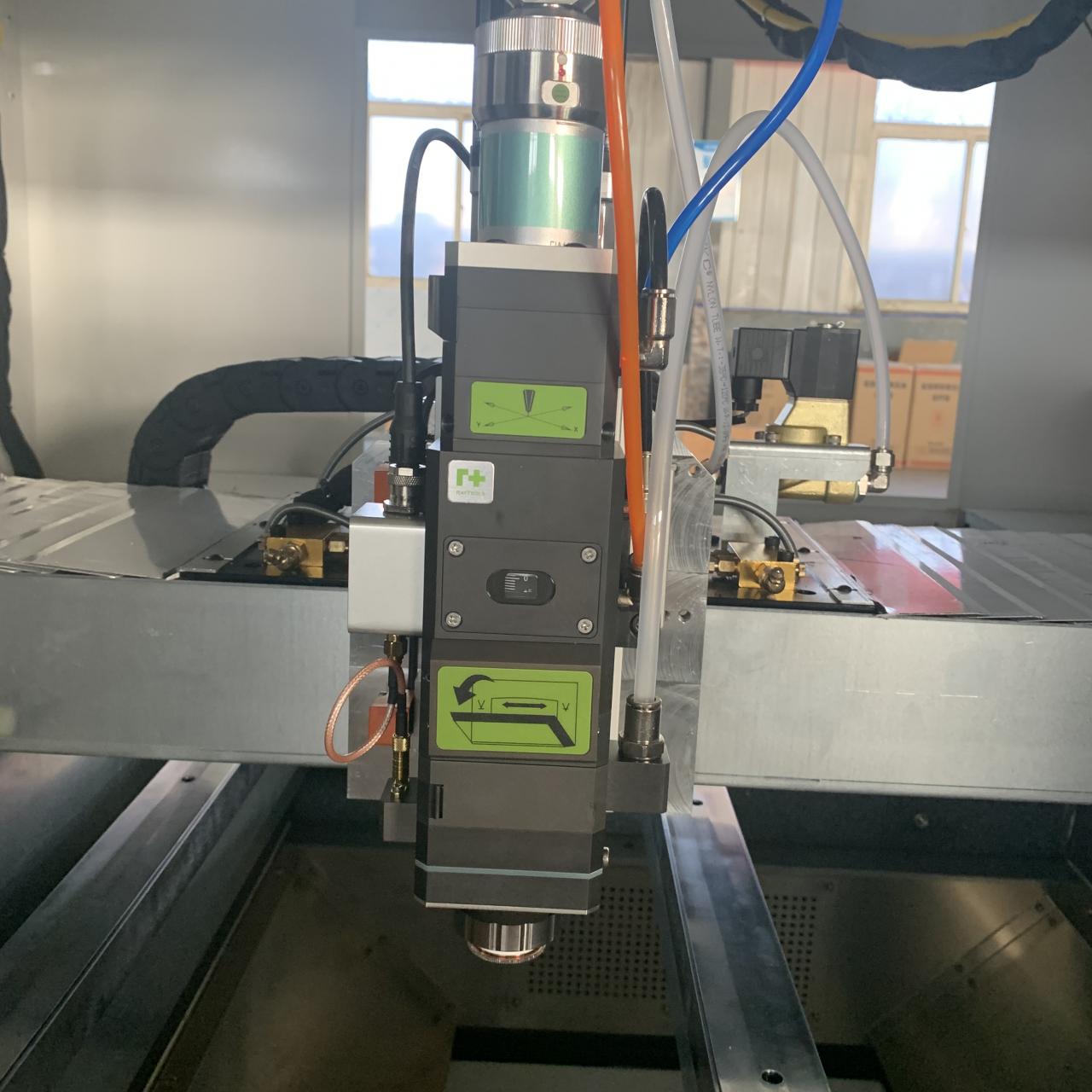 1kw 2kw Good Price Fiber Laser Cutting Machine For Sheet Metal 1kw 2kw Dobrá cena Vláknový laserový rezací stroj na plech