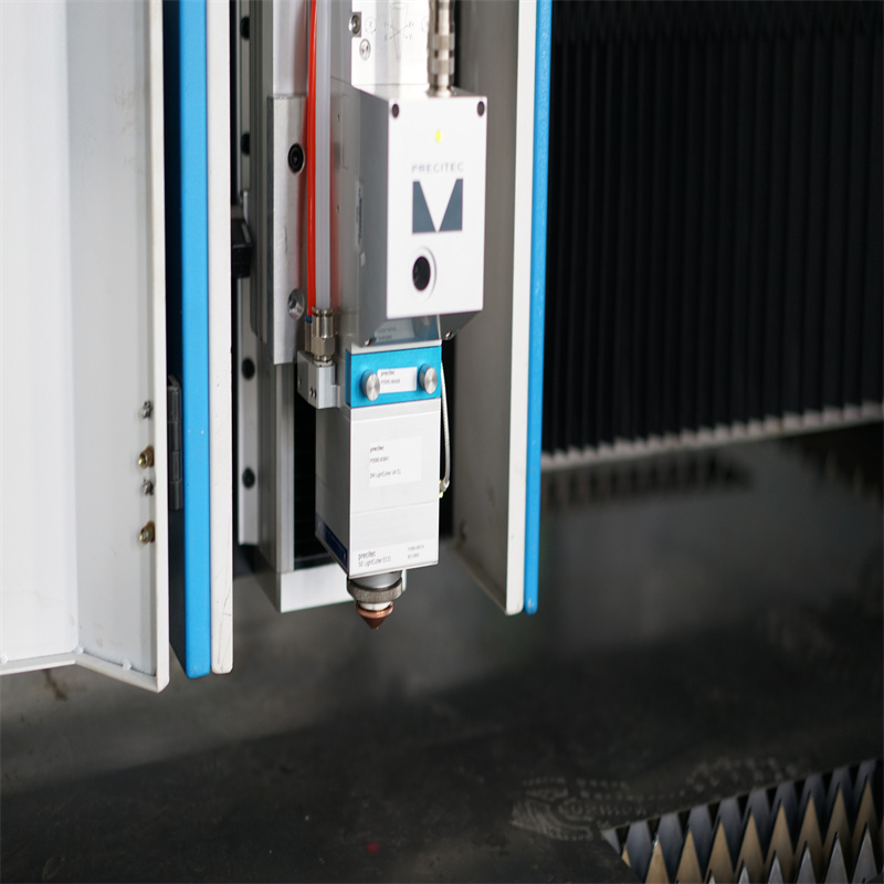 Laserová rezačka kovov 2000w CNC stroj na rezanie plechových vlákien laserom