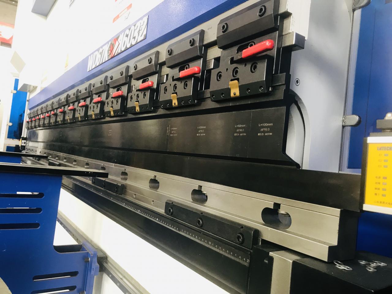 200t 300t štandardný priemyselný ohraňovací cnc hydraulický ohraňovací lis