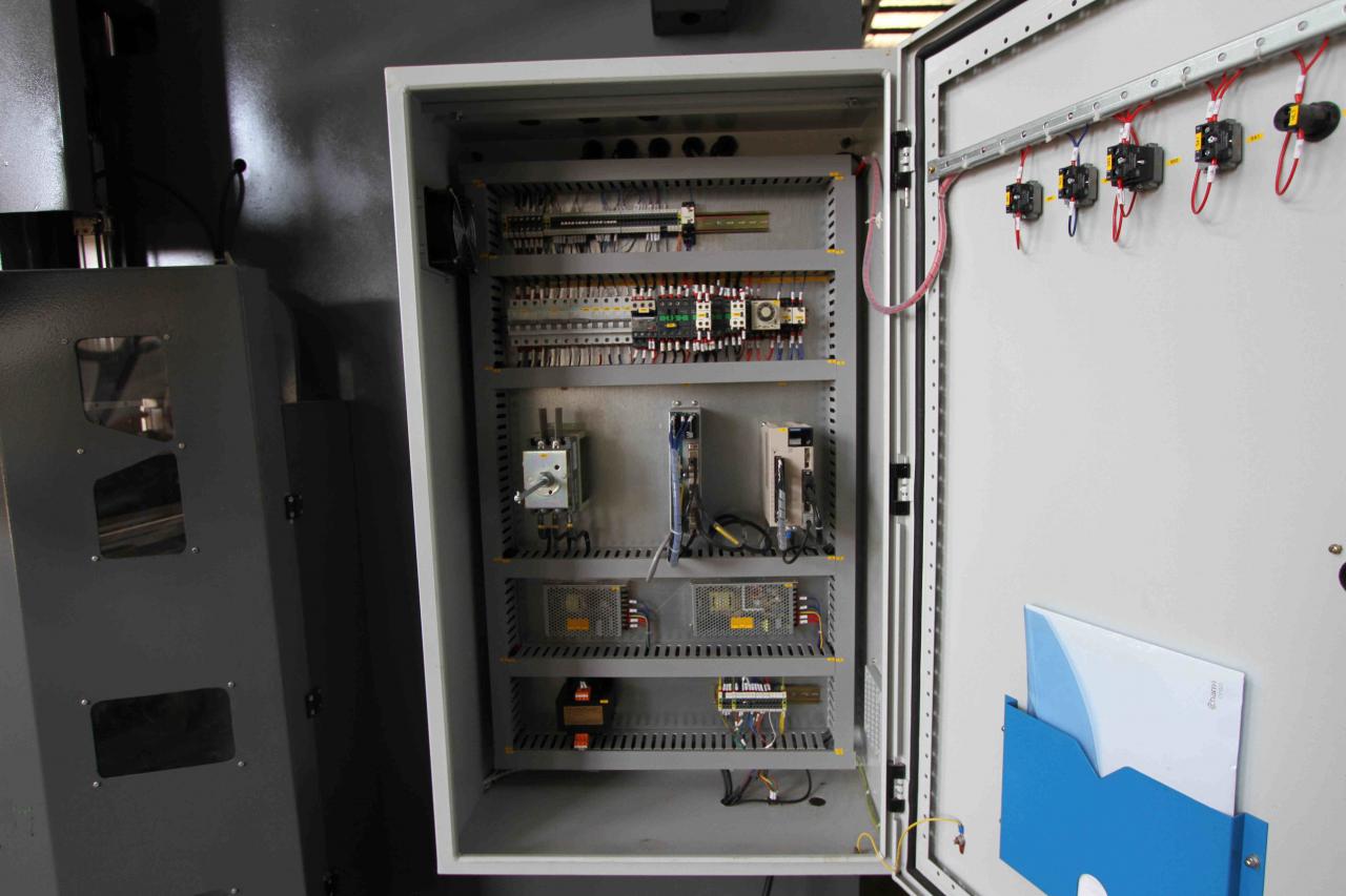 200t 300t štandardný priemyselný ohraňovací cnc hydraulický ohraňovací lis