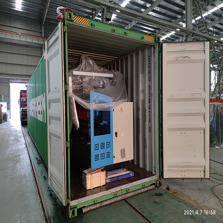 Hydraulický ohraňovací lis 300t/4000