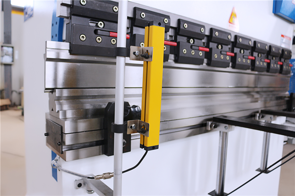 3+1 Axis Cnc Hydraulic Press Brake With Esa System 3+1 osový CNC hydraulický ohraňovací lis so systémom Esa