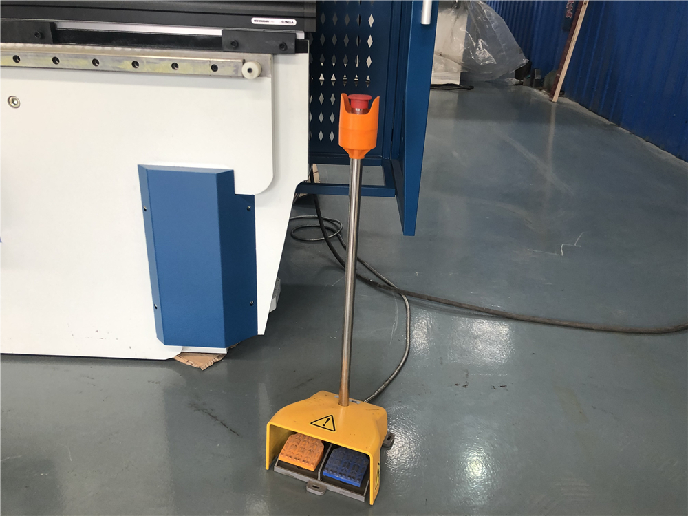 3+1 Axis Cnc Hydraulic Press Brake With Esa System 3+1 osový CNC hydraulický ohraňovací lis so systémom Esa