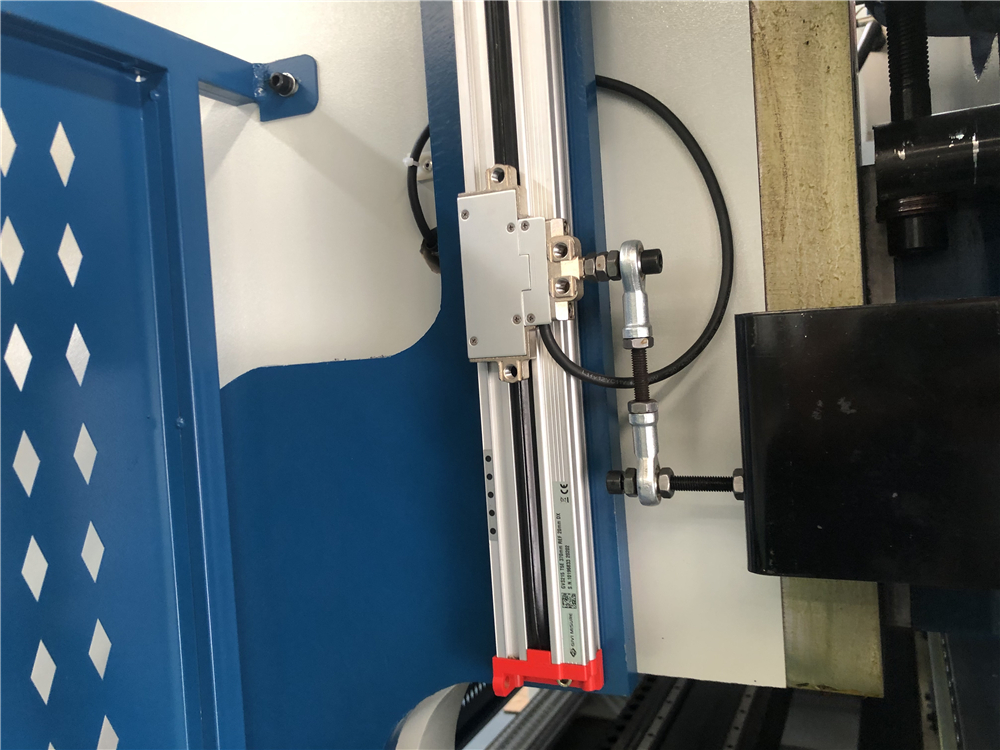 3+1 Axis Cnc Hydraulic Press Brake With Esa System 3+1 osový CNC hydraulický ohraňovací lis so systémom Esa