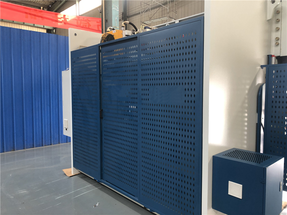 3+1 Axis Cnc Hydraulic Press Brake With Esa System 3+1 osový CNC hydraulický ohraňovací lis so systémom Esa