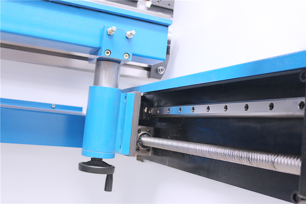 3+1 Axis Cnc Hydraulic Press Brake With Esa System 3+1 osový CNC hydraulický ohraňovací lis so systémom Esa