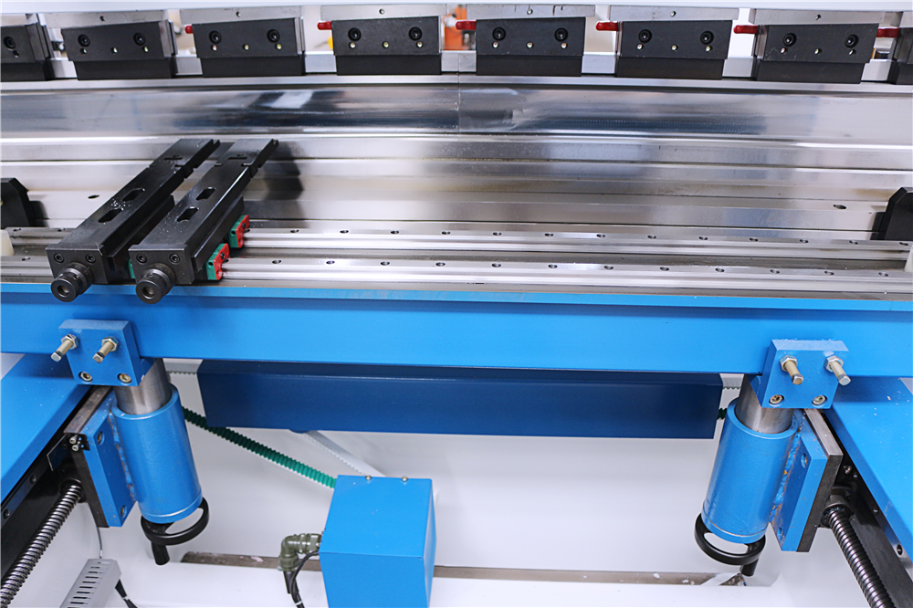 3+1 Axis Cnc Hydraulic Press Brake With Esa System 3+1 osový CNC hydraulický ohraňovací lis so systémom Esa