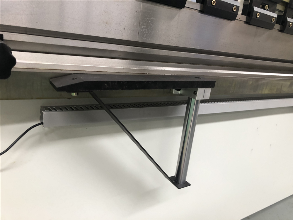 3+1 Axis Cnc Hydraulic Press Brake With Esa System 3+1 osový CNC hydraulický ohraňovací lis so systémom Esa