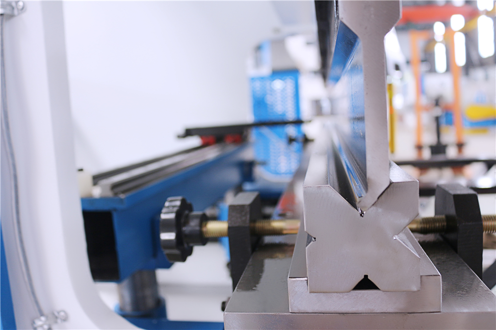 3+1 Axis Cnc Hydraulic Press Brake With Esa System 3+1 osový CNC hydraulický ohraňovací lis so systémom Esa