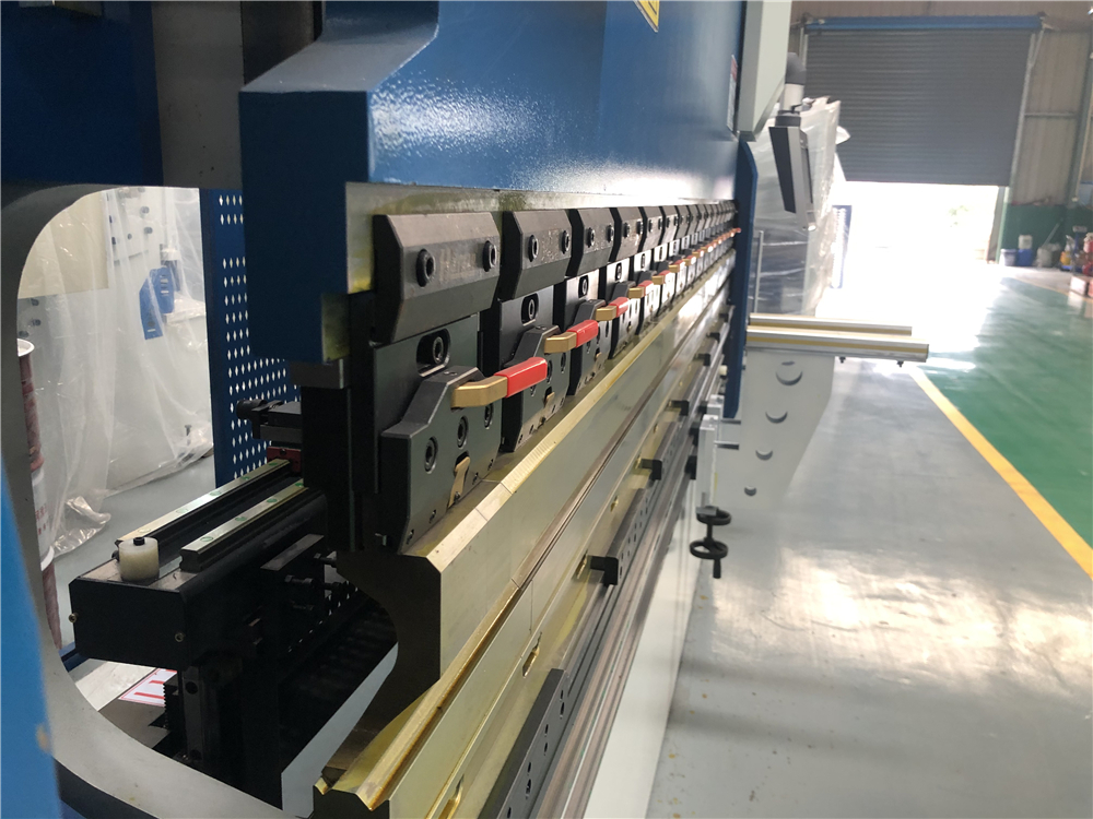 3+1 Axis Cnc Hydraulic Press Brake With Esa System 3+1 osový CNC hydraulický ohraňovací lis so systémom Esa