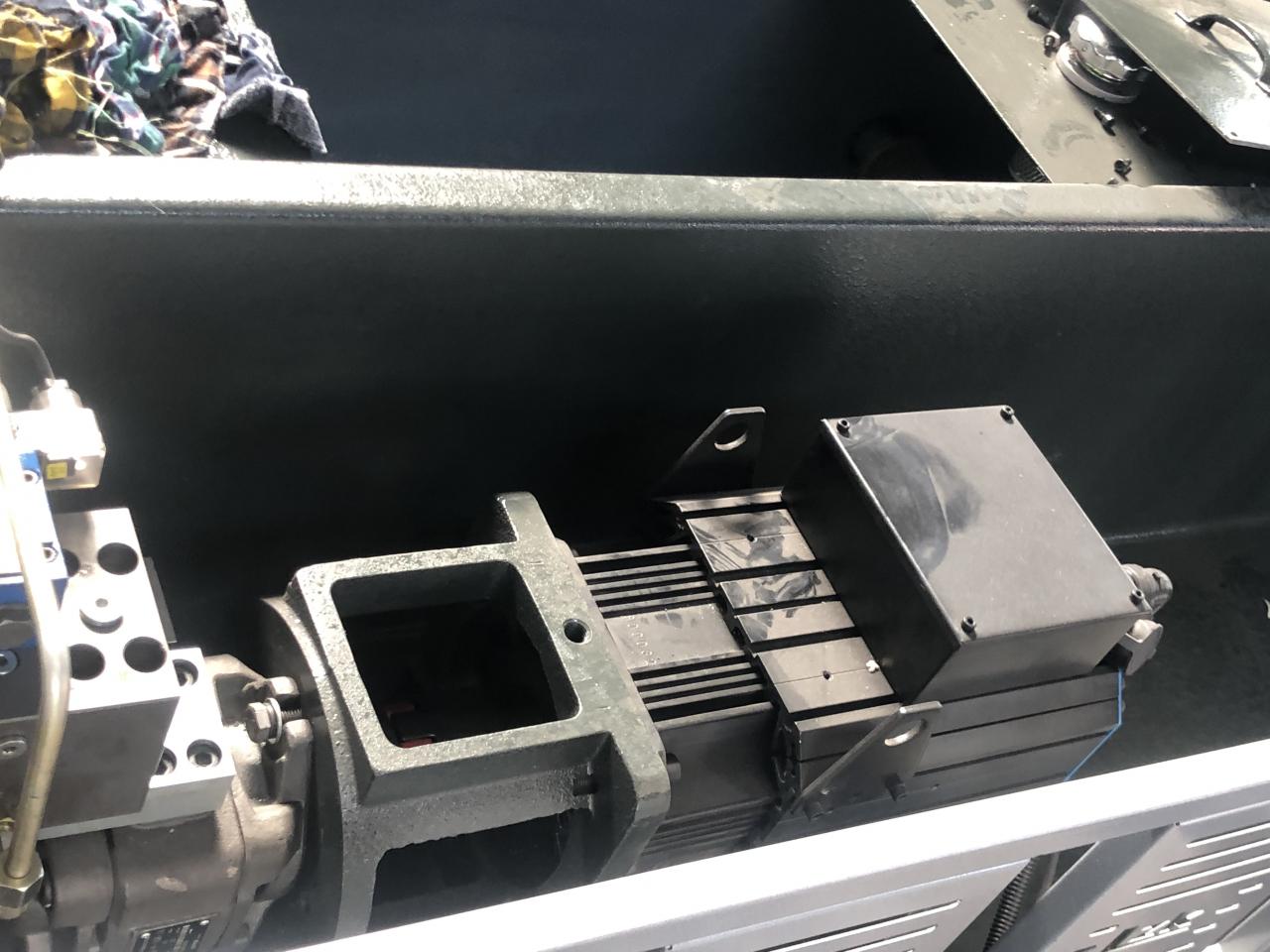 3+1 Axis Cnc Hydraulic Press Brake With Esa System 3+1 osový CNC hydraulický ohraňovací lis so systémom Esa