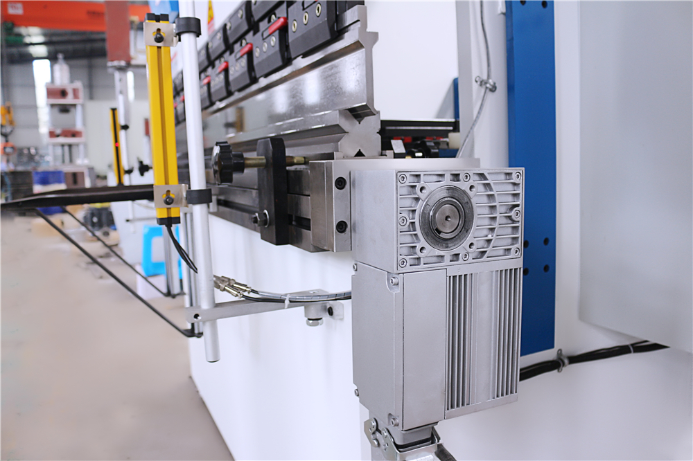 3+1 Axis Cnc Hydraulic Press Brake With Esa System 3+1 osový CNC hydraulický ohraňovací lis so systémom Esa