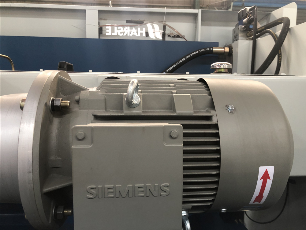 3+1 Axis Cnc Hydraulic Press Brake With Esa System 3+1 osový CNC hydraulický ohraňovací lis so systémom Esa