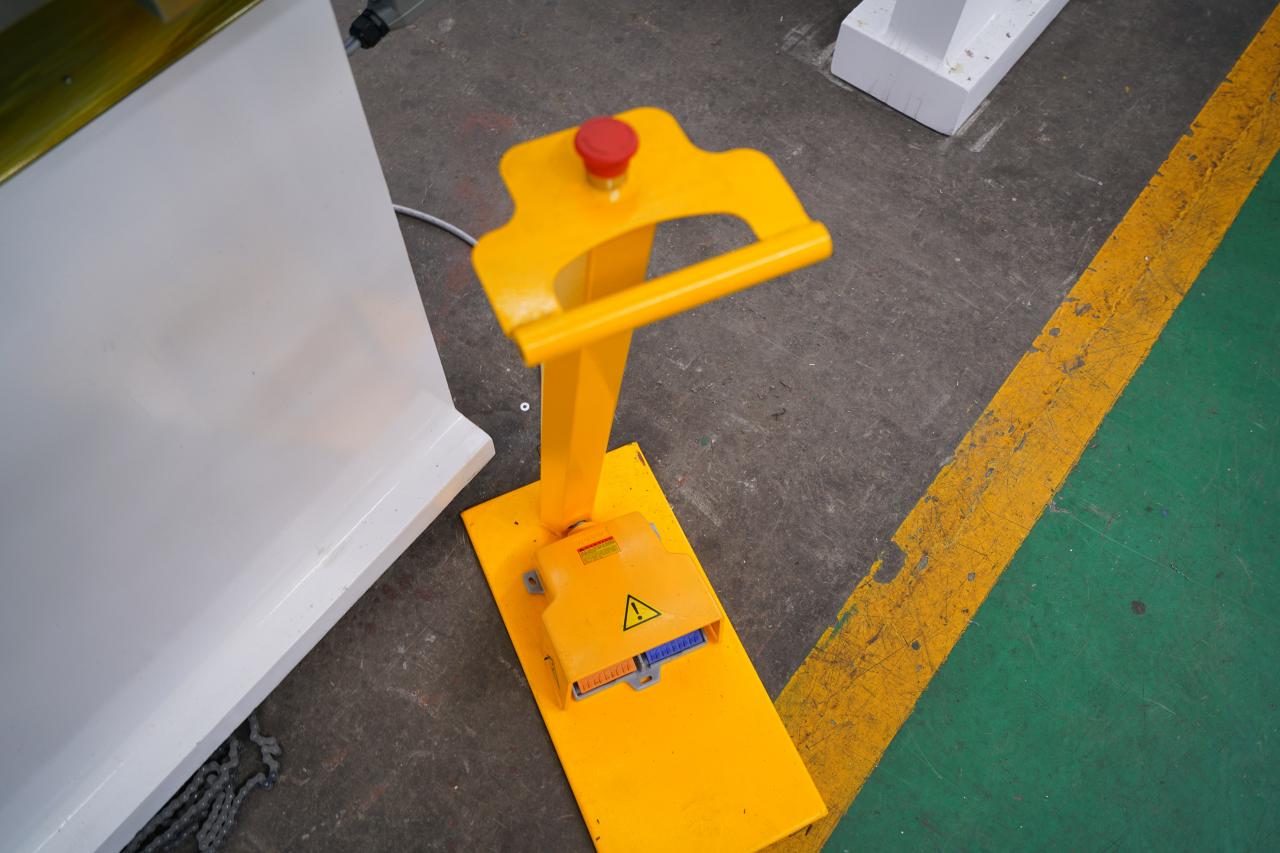 4 Axis Cnc Tandem Press Brake With Delem Da58t 2d Graphical Controller 4-osový CNC tandemový ohraňovací lis s 2d grafickým ovládačom Delem Da58t