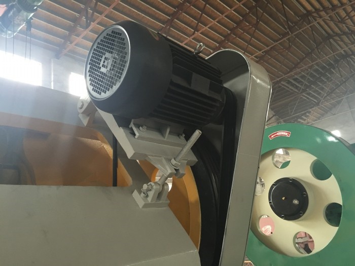 400 Ton Small Pneumatic Power Punch Press Mechanical Eccentric Punching Machine 400-tonový malý pneumatický výkonný dierovací lis Mechanický excentrický dierovací stroj