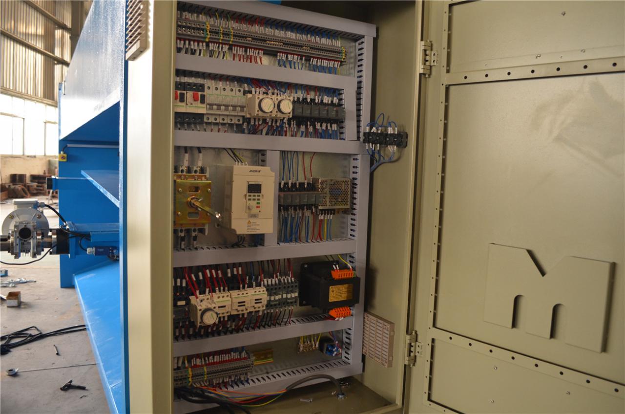 6*3200mm Guillotine Shears Metal Shear Hydraulic Iron Sheet Cutting Shearing Machine 6 * 3200 mm gilotínové nožnice na nožnice na kov Hydraulické nožnice na rezanie železných plechov