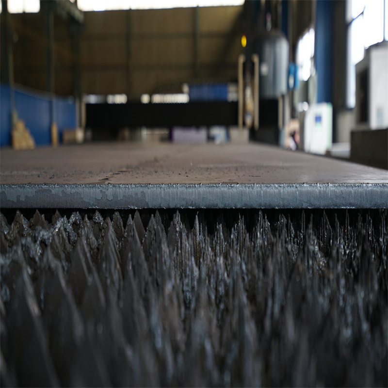 Čína Vysoko kvalitný lacný 3kw vláknový laserový rezací stroj Cena