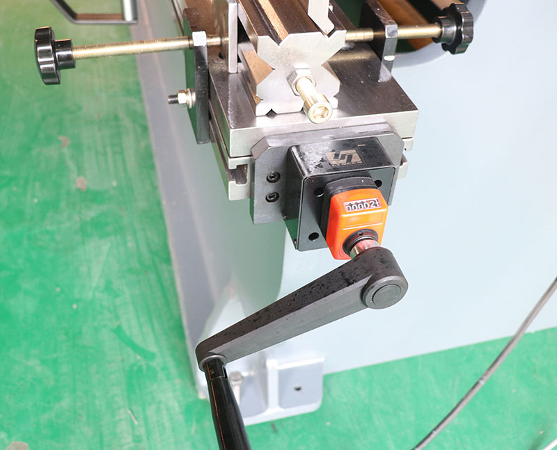 Kovový ohraňovací lis Wc-63t3200 CNC ohýbačka plechu Hydraulický ohraňovací lis