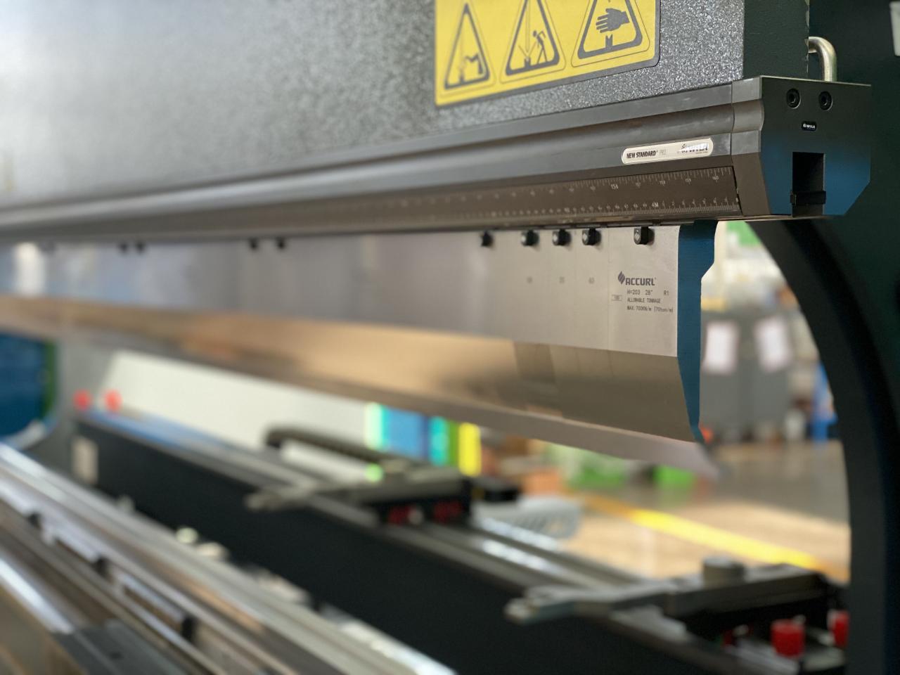 China 220t Cnc Bending Machine 6+1 Axis Hydraulic Press Brake Price Čína 220t CNC ohýbačka 6+1 osový hydraulický lis Cena