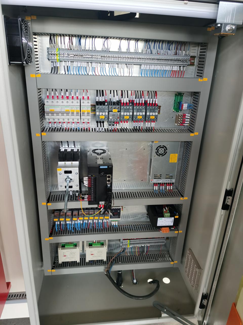 China Metal Hydraulic Press Brake Machine With Reasonable Price Čína Kovový hydraulický ohraňovací stroj s rozumnou cenou