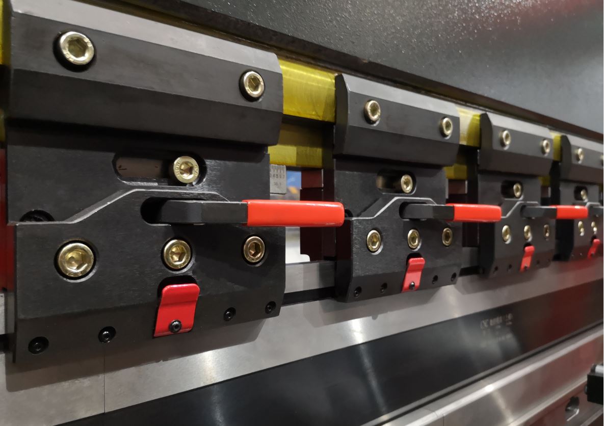 Delem Da66t 125 3+1 4+1 6+1 8+1 Cnc Hydraulic Press Brake For Metal Plate Bending Delem Da66t 125 3+1 4+1 6+1 8+1 CNC hydraulický ohraňovací lis na ohýbanie plechu