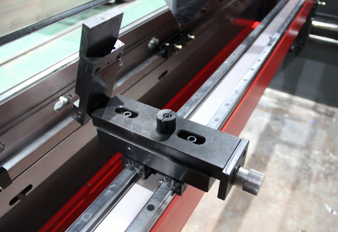 Delem Da66t 125 3+1 4+1 6+1 8+1 Cnc Hydraulic Press Brake For Metal Plate Bending Delem Da66t 125 3+1 4+1 6+1 8+1 CNC hydraulický ohraňovací lis na ohýbanie plechu