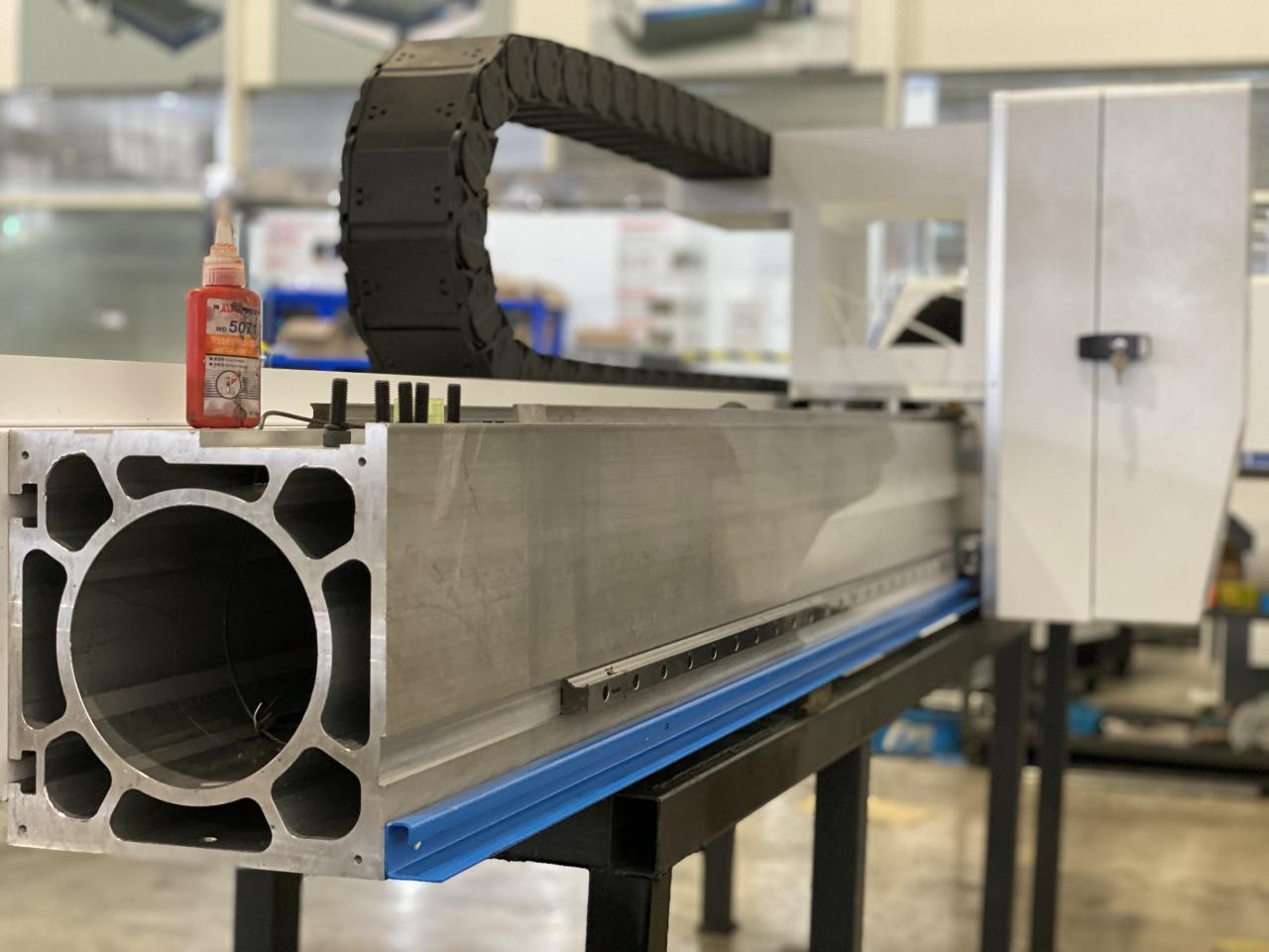 Vláknový laserový rezací stroj Masterline 8kw, 4000 x 2000 mm, s laserovým zdrojom Ipg