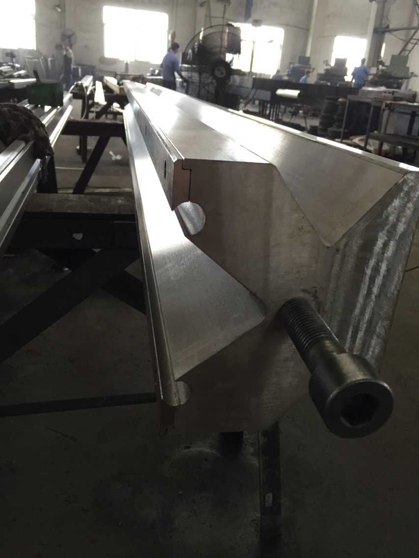 Full Automatic High Power Sheet Bending Machine And Cnc Press Brake Machine Plne automatický stroj na ohýbanie plechov s vysokým výkonom a CNC lis na brzdenie