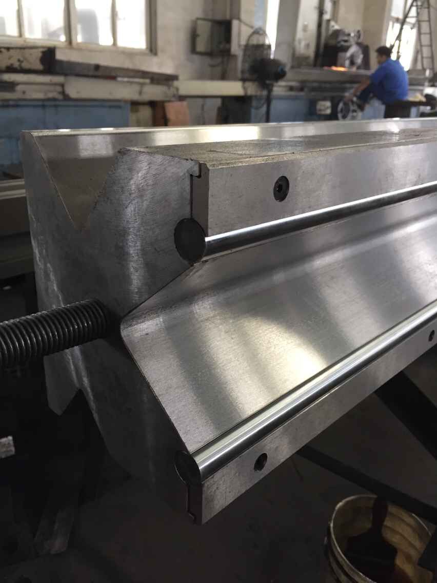 Full Automatic High Power Sheet Bending Machine And Cnc Press Brake Machine Plne automatický stroj na ohýbanie plechov s vysokým výkonom a CNC lis na brzdenie