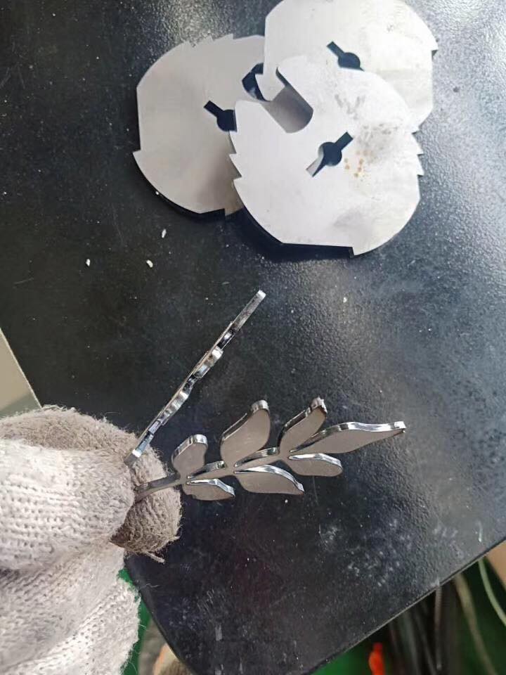 Vysokovýkonný 3015 2000W laserový rezací stroj na kovové plechy CNC vláknom