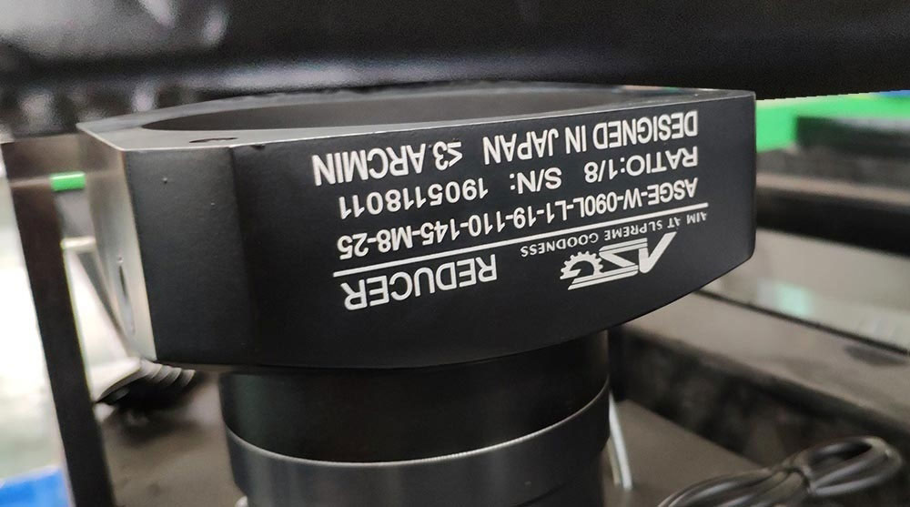 Cena vysoko presného 1000w vláknového laserového rezacieho stroja