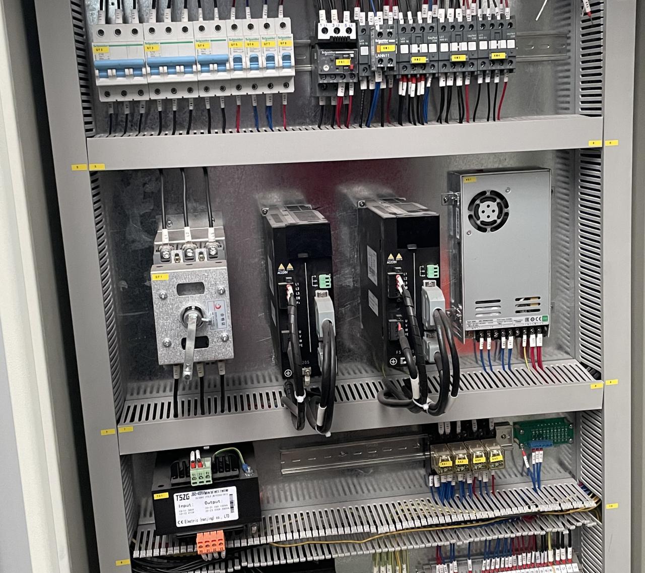 High Quality 3m Press Brake Machine Hydraulic 100 Ton For Sheet Metal Bending Vysoko kvalitný 3m hydraulický ohraňovací lis 100 ton na ohýbanie plechov