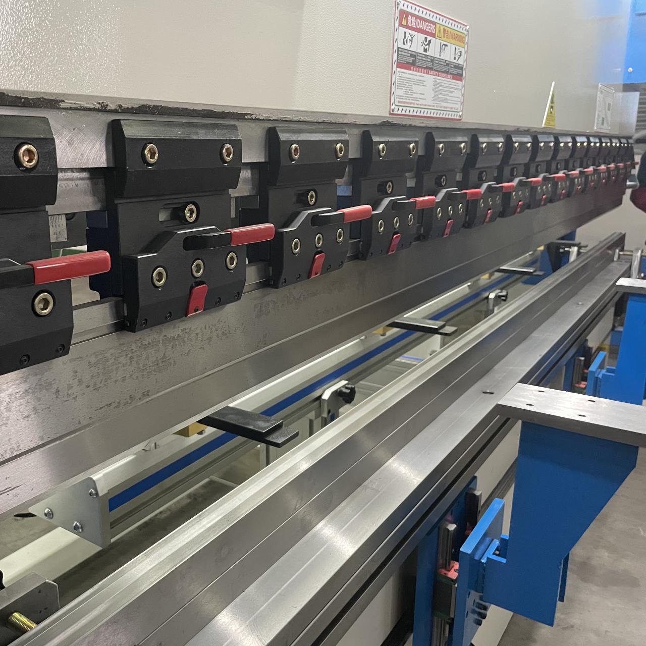 High Quality 3m Press Brake Machine Hydraulic 100 Ton For Sheet Metal Bending Vysoko kvalitný 3m hydraulický ohraňovací lis 100 ton na ohýbanie plechov