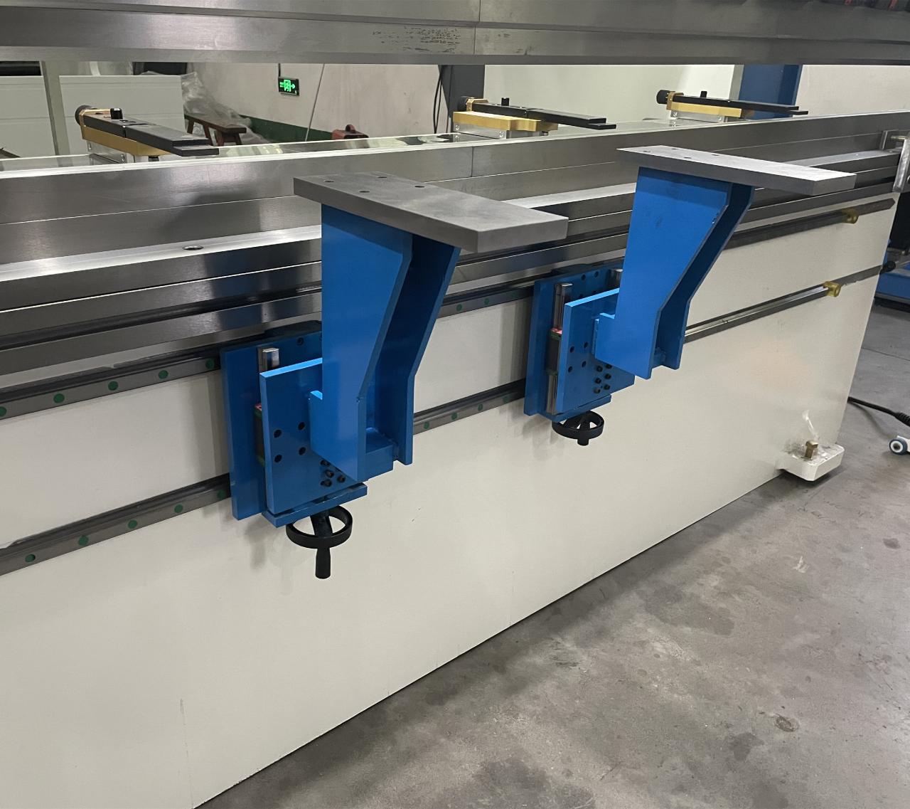 High Quality 3m Press Brake Machine Hydraulic 100 Ton For Sheet Metal Bending Vysoko kvalitný 3m hydraulický ohraňovací lis 100 ton na ohýbanie plechov