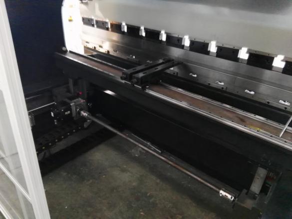 High Quality Sheet Metal Hydraulic Press Brake Machine Vysoko kvalitný stroj na hydraulické ohraňovanie plechov