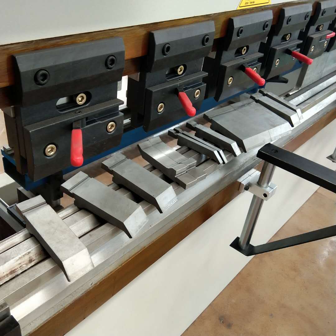 Hydraulický ohraňovací lis 130t/3200mm 4+1 os Delem Da53t CNC ohraňovací lis