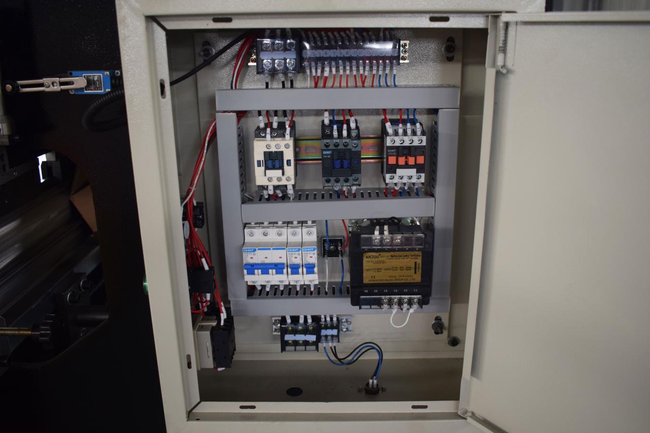 Hydraulický CNC ohýbací lis na ohýbanie plechov Wc67y