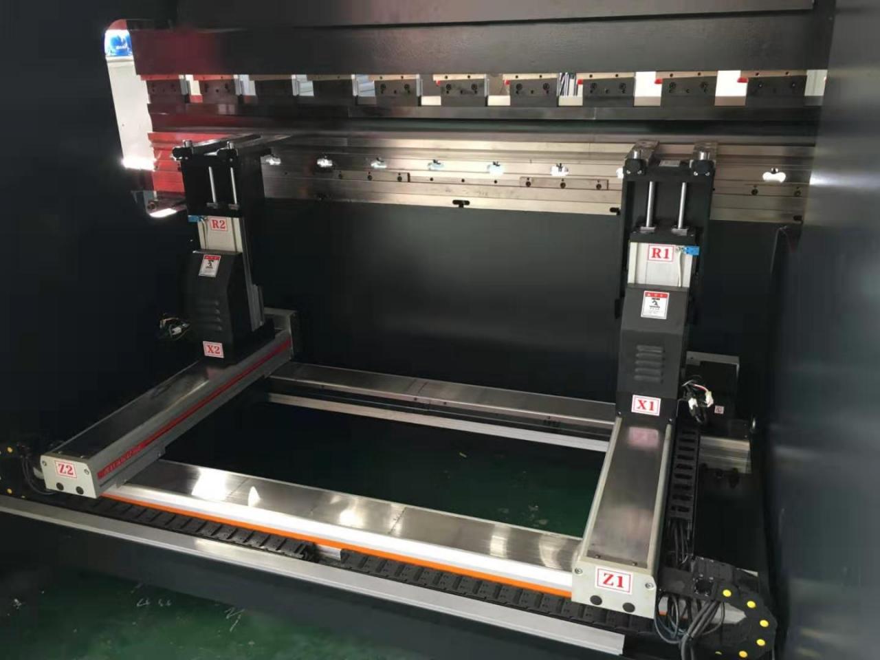 Hydraulic Stainless Steel Wc67y/k-300/6000 Mould Crowning Press Brake Hydraulický ohraňovací lis z nehrdzavejúcej ocele Wc67y/k-300/6000