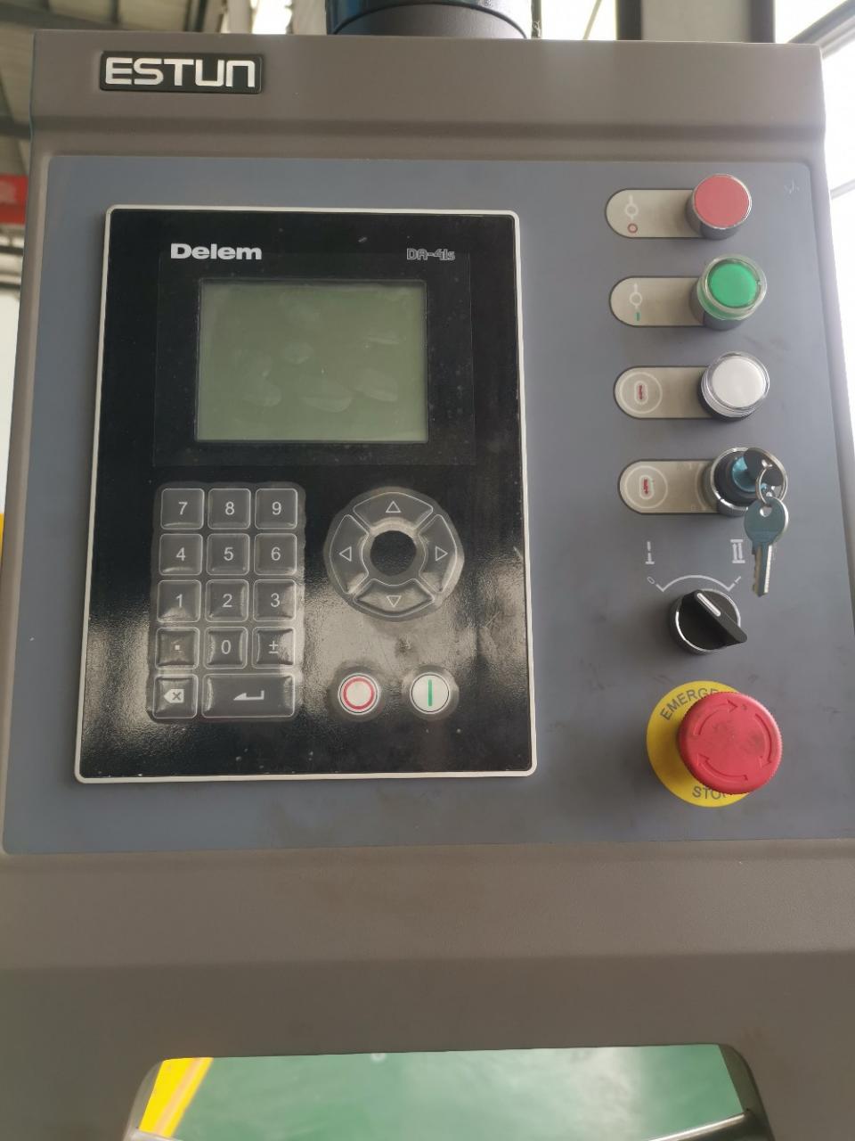 Hydraulic Stainless Steel Wc67y/k-300/6000 Mould Crowning Press Brake Hydraulický ohraňovací lis z nehrdzavejúcej ocele Wc67y/k-300/6000