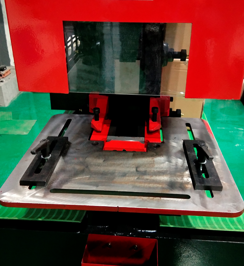 Q35y Series Hydraulic Ironworker Shearing And Punching Machine Hydraulický železiarsky stroj na strihanie a dierovanie radu Q35y