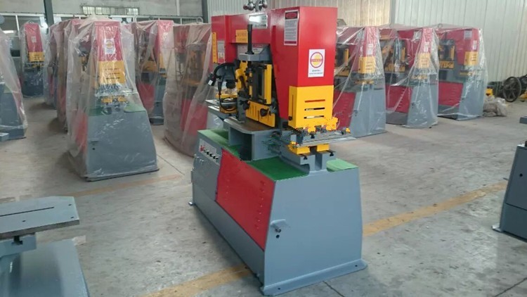 Q35y Series Multifunctional Hydraulic Iron Worker Combined Shearing And Punching Machine Multifunkčný hydraulický žehliaci stroj radu Q35y kombinovaný strihací a dierovací stroj