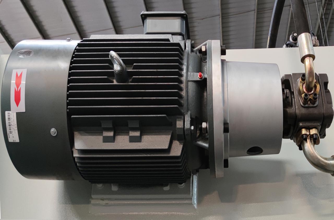 Hydraulické nožnice Qc11k a gilotínové nožnice na rezanie plechov