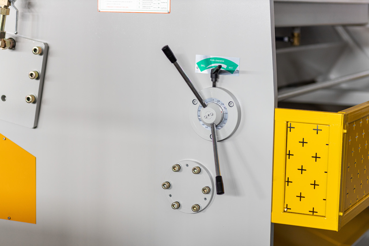 Qc11y 8x3200 stroj na strihanie plechu Hydraulické nožnice na oceľové plechy