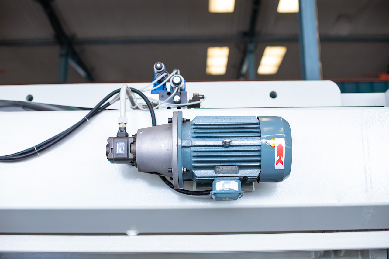 Qc11y 8x3200 Sheet Metal Shearing Machine Steel Plate Hydraulic Shearing Machine Qc11y 8x3200 stroj na strihanie plechu Hydraulické nožnice na oceľové plechy