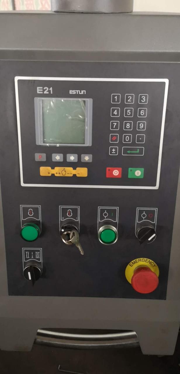 Qc12y 6x3200 Hydraulická dosková posuvná stolová píla Gilotínová nožnicová rezací stroj