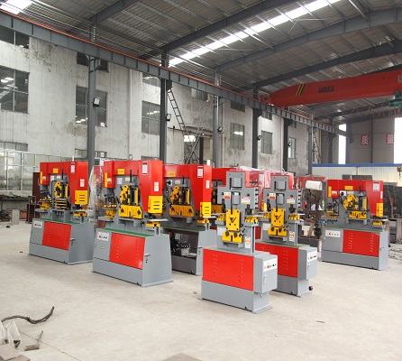 Steel Plate Angle Cutting Punching Notching Machine Hydraulic Ironworker For Sale Na predaj Hydraulický železiarsky stroj na rezanie oceľových plechov pod uhlom