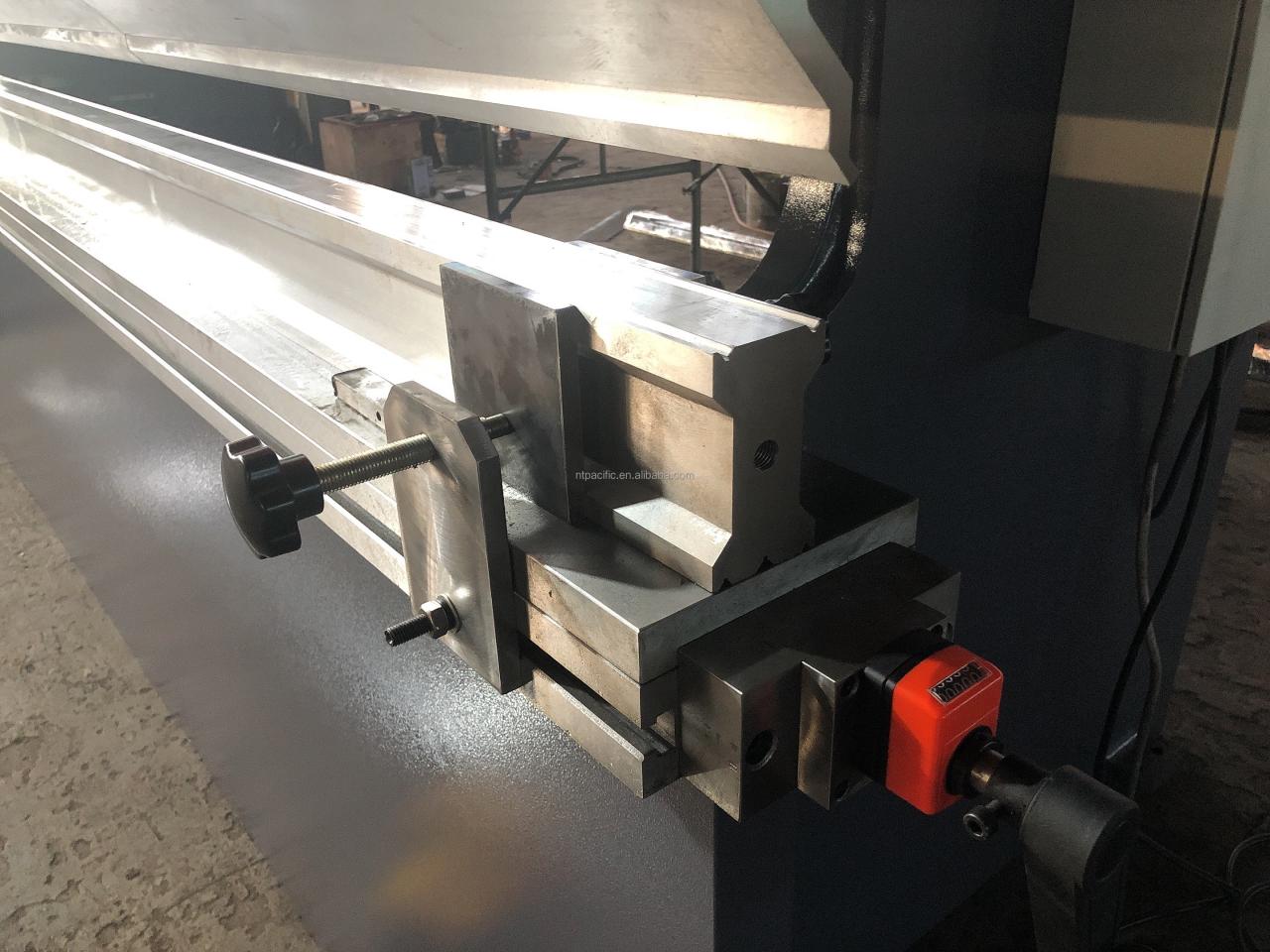 Wc67k Cnc Aluminum Iron Plate Hydraulic Press Brake Cnc Metal Sheet Bending Machine Wc67k CNC ohýbačka hliníkových železných plechov Hydraulický ohraňovací lis CNC